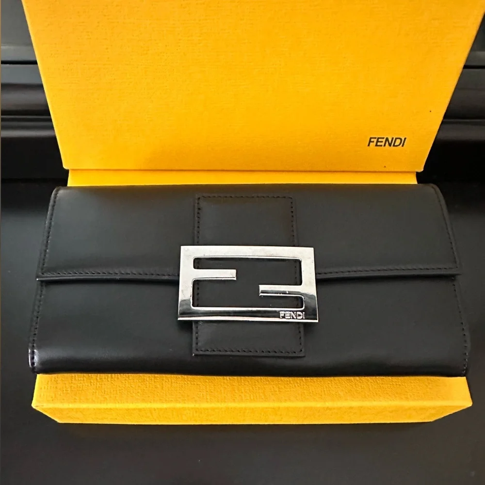 FENDI BAGUETTE WALLET PRISTINE CONDITION
